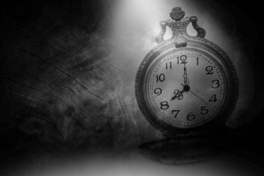 Eski siyah ahşap zemin üzerinde Vintage saat.