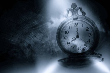 Eski siyah ahşap zemin üzerinde Vintage saat.