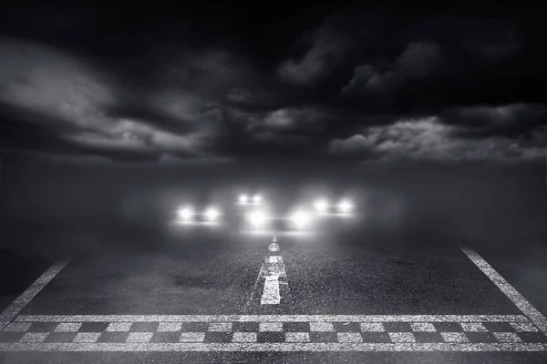 Bitiş çizgisine yarış otomobili sis yol sürüş — Stok fotoğraf