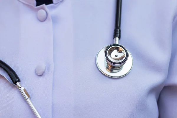 Медичний лікар або лікар у формі білого плаття зі стетоскопом — стокове фото
