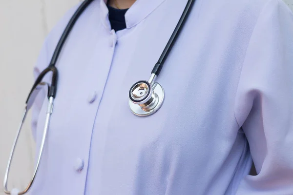 Médico médico mujer o médico en uniforme de bata blanca con ste —  Fotos de Stock