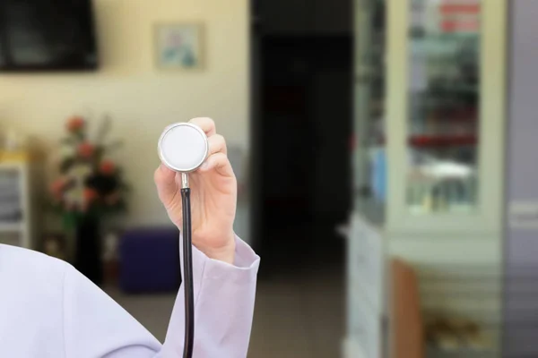 Médico segurando um estetoscópio na clínica — Fotografia de Stock