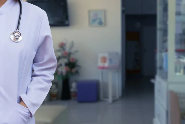 Médico mulher ou médico de vestido branco uniforme com ste — Fotografia de Stock