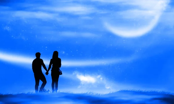 Silhouette Paar Mann und Frau Hand in Hand unter dem Mond — Stockfoto