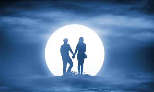 Silhouette Paar Mann und Frau Hand in Hand unter dem Mond — Stockfoto