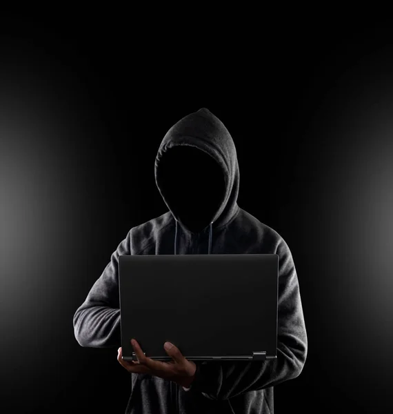 Kejahatan dunia maya, peretasan dan kejahatan teknologi. tidak ada hacker wajah dengan la — Stok Foto