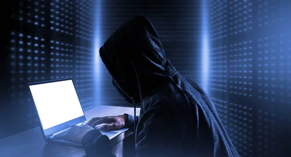 Kejahatan dunia maya, peretasan dan kejahatan teknologi. hacker dengan laptop . — Stok Foto