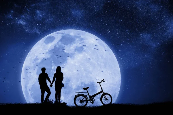 Silhouette Paar Mann Und Frau Halten Hand Vollmondnacht Mit Einem — Stockfoto