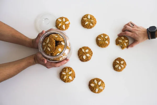 Sevgi kitapları ve yulaf kurabiyeleriyle vakit geçirmek.
