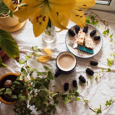 Evde sıcak kahvaltı.