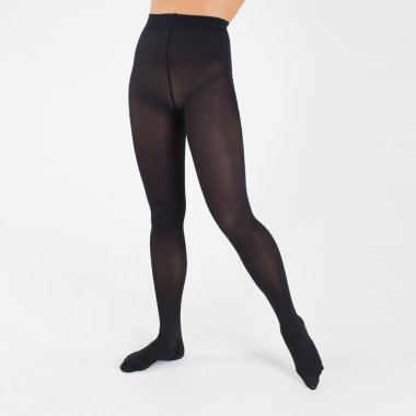 Siyah tayt giymiş kadın bacakları