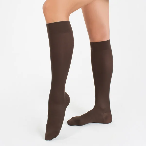 Çoraplı kadın bacakları