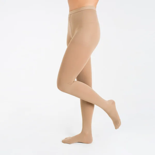 Taytlı kadın bacakları