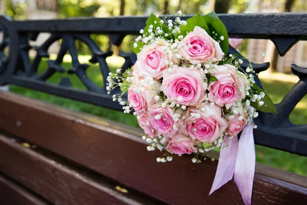 Roze rozen boeket op de Bank — Stockfoto