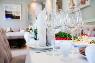 Restoran tablo ile gözlük ve peçeteler