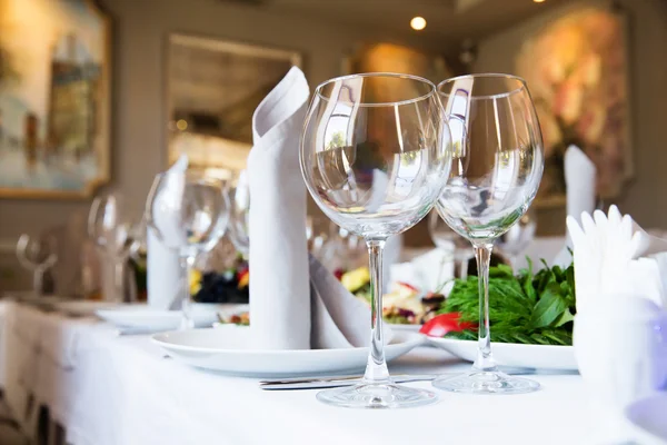 Restaurant tafel met glazen en servetten — Stockfoto