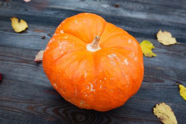 Ahşap arka plan üzerinde Halloween balkabağı 