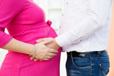 Ebeveyn eller karın üstüne