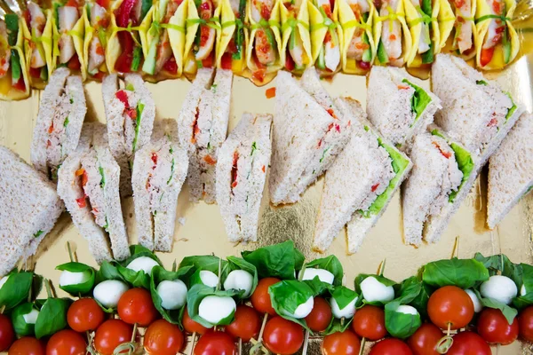 Mesa com lanches para festa — Fotografia de Stock