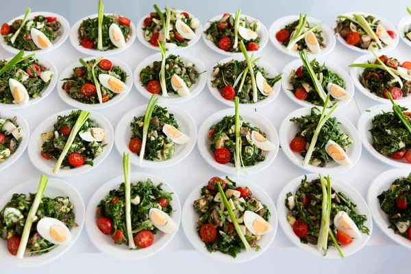 Birçok tabak sebze salatası