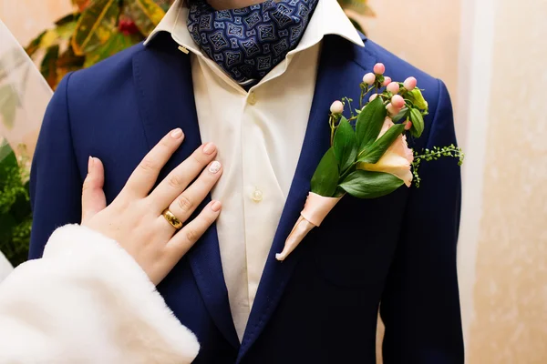 Casamento boutonniere e mão da noiva — Fotografia de Stock