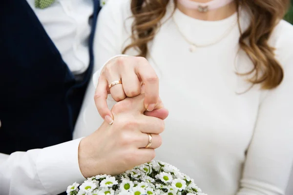 Menyasszony és vőlegény keze jegygyűrűvel — Stock Fotó