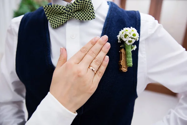 Рука невесты с обручальным кольцом и бутоньеркой — стоковое фото