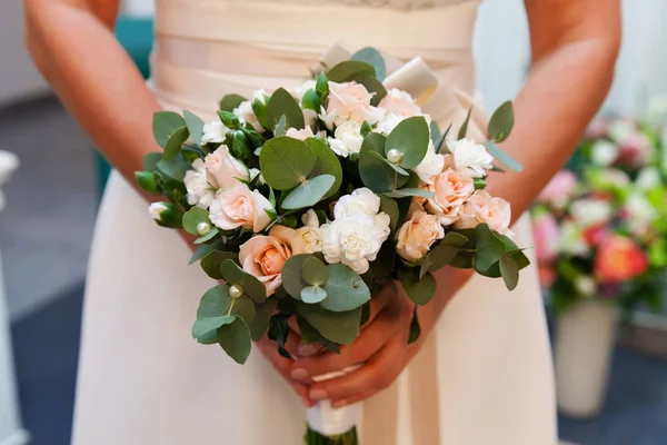 Невеста со свадебным букетом в руках — стоковое фото