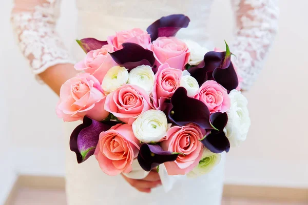 Sposa con bouquet da sposa in mano — Foto Stock
