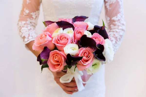 在她手中的婚礼花束的新娘 — 图库照片