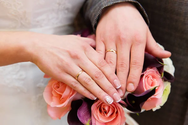 Kezében a vőlegény és a menyasszony-gyűrűk — Stock Fotó
