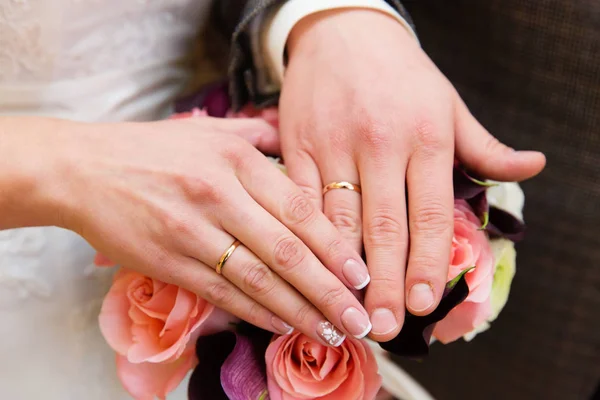 Hands of the groom and bride with rings — Stock Photo, Image