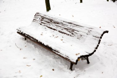 Kış parkta bankta kar