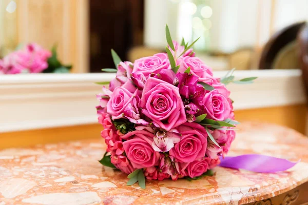 Brudebukett av rosa roser – stockfoto