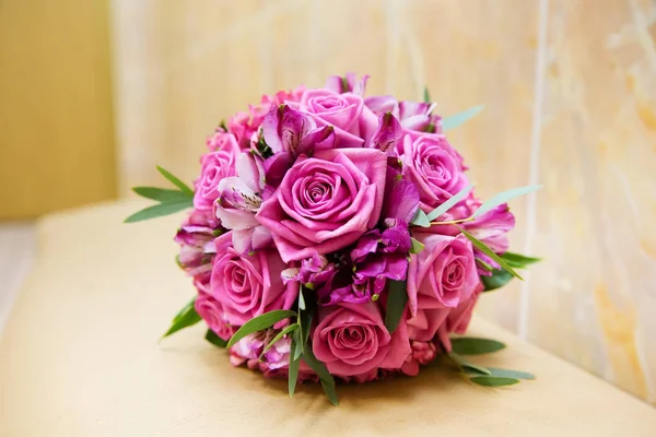 Bridal bouquet of pink roses — Stock Photo, Image