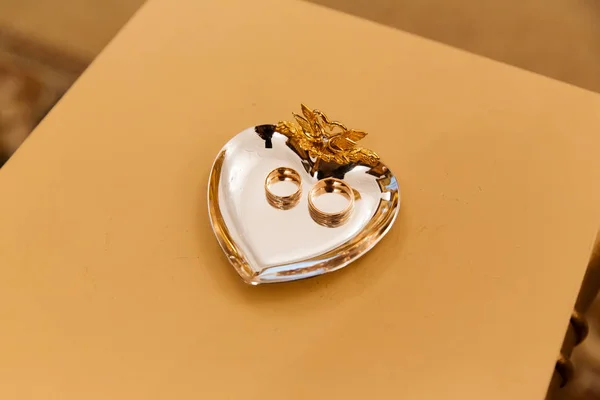 Anéis de casamento de ouro em stand — Fotografia de Stock