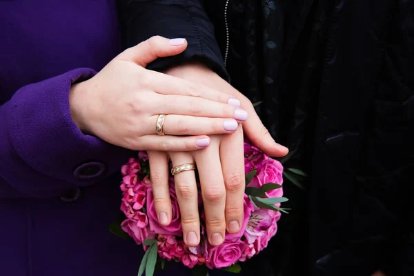 Hands of the groom and bride with rings — Stock Photo, Image