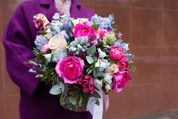 Femme tenant beau bouquet — Photo