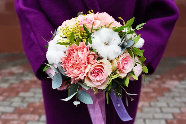 Beau bouquet d'enfants entre les mains des femmes — Photo