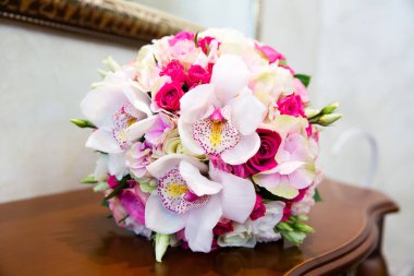 Güzel bir buket çiçek.