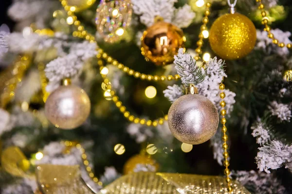 Baubles appeso all'albero di Natale decorato — Foto Stock