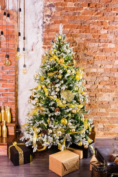 Nowy rok urządzone wnętrze pokoju z prezentami i nowy rok drzewa — Zdjęcie stockowe