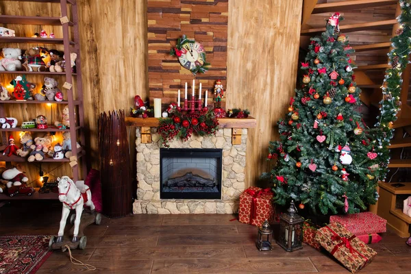 Şömine ve hediyeler ile Noel ağacı