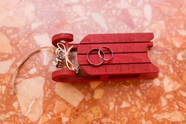 Kırmızı kızak, Noel dekorasyon düğün yüzük