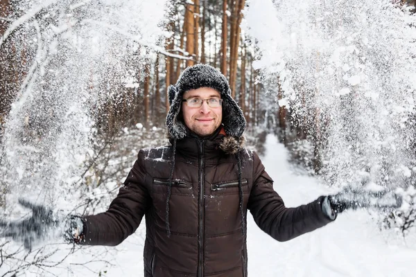 Kulağı olan kürk kış şapkalı adam gülümseyen portre flep