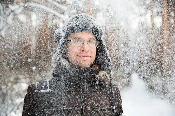 Homem de chapéu de inverno de pele com abas de orelha sorrindo retrato — Fotografia de Stock