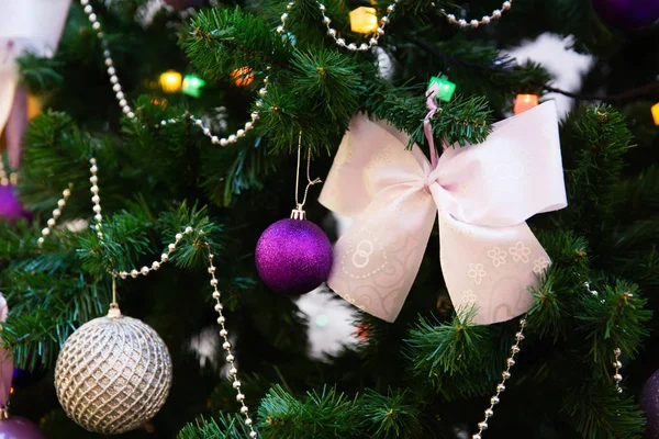 Baubles pendurado na árvore de Natal decorada — Fotografia de Stock