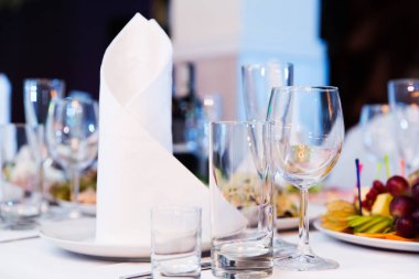 Restoran tablo ile gözlük ve peçeteler