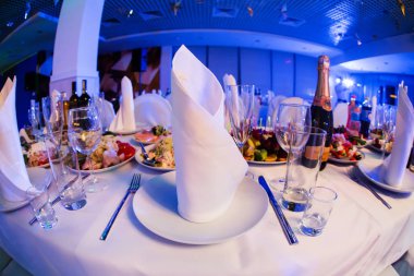 Restoran tablo ile gözlük ve peçeteler