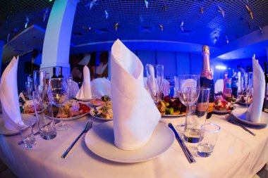 Restoran tablo ile gözlük ve peçeteler